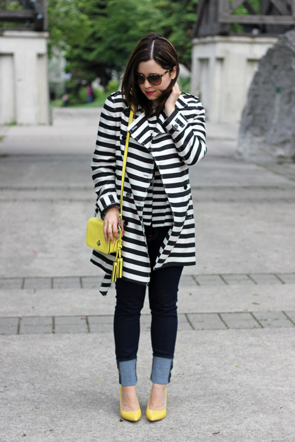 Coat: Banana Republic. Jeans: 7 For All Mankind. Top: Zara. Handbag: Coach. Shoes: Nine West. Sunglasses: Gucci. Rings: Coach.