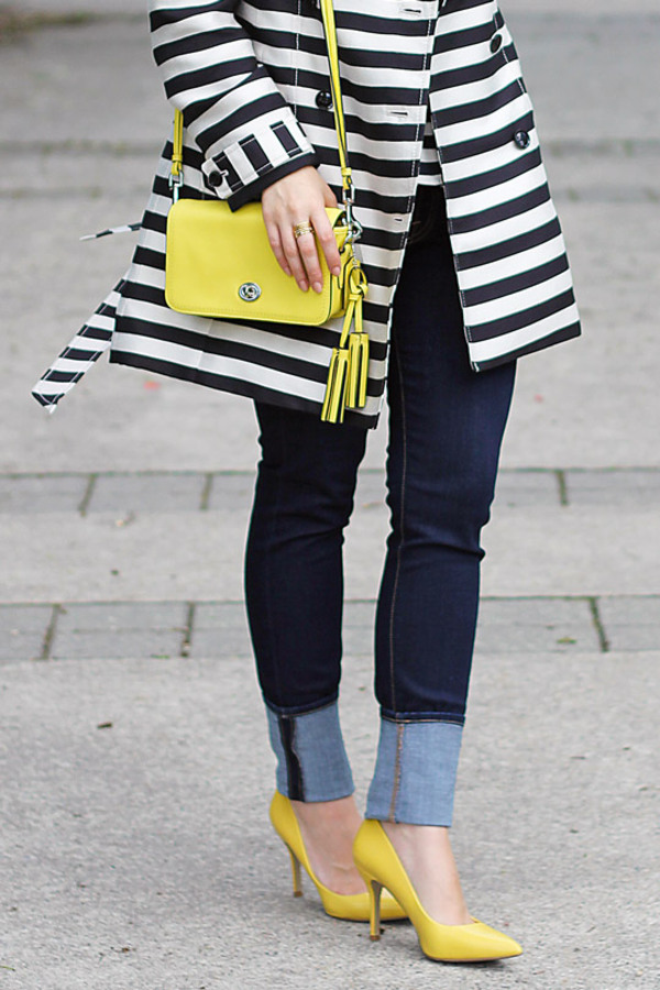 Coat: Banana Republic. Jeans: 7 For All Mankind. Top: Zara. Handbag: Coach. Shoes: Nine West. Sunglasses: Gucci. Rings: Coach.